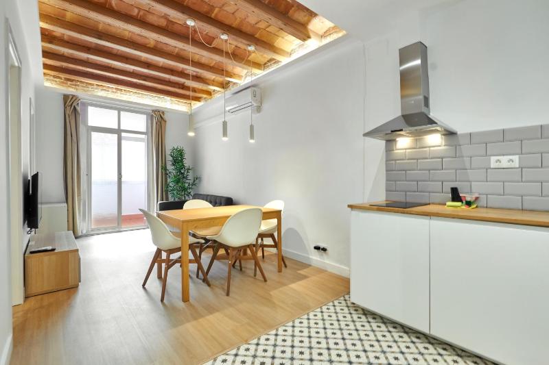 Vibrant and modern apartment — отель в Барселоне, Испания