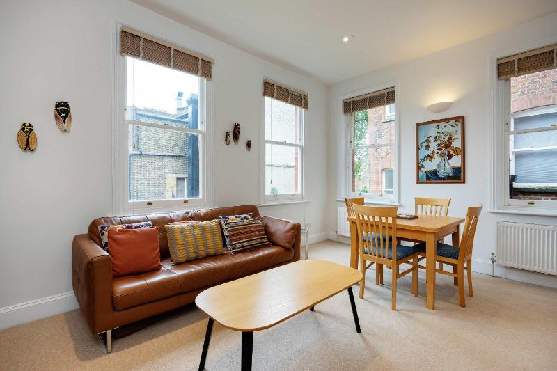 Цены на Veeve - Charming Hampstead Apartment в Лондоне