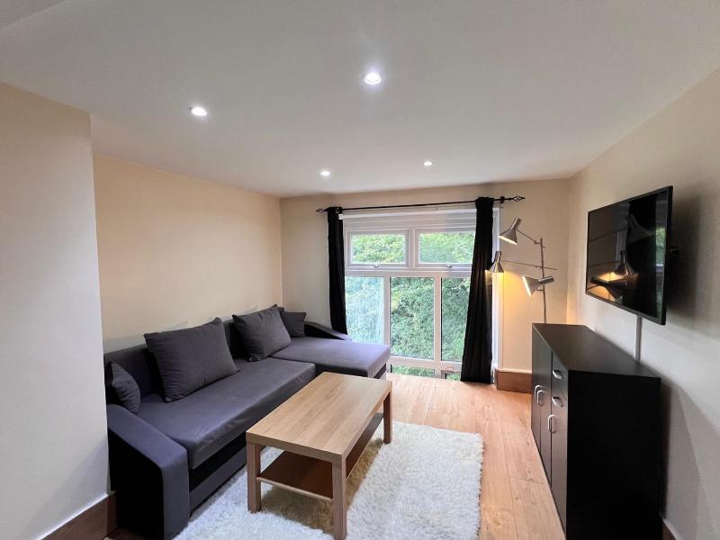 Lovely Split Level One Bedroom Apartment - Finchley Road — забронировать отель в Лондоне
