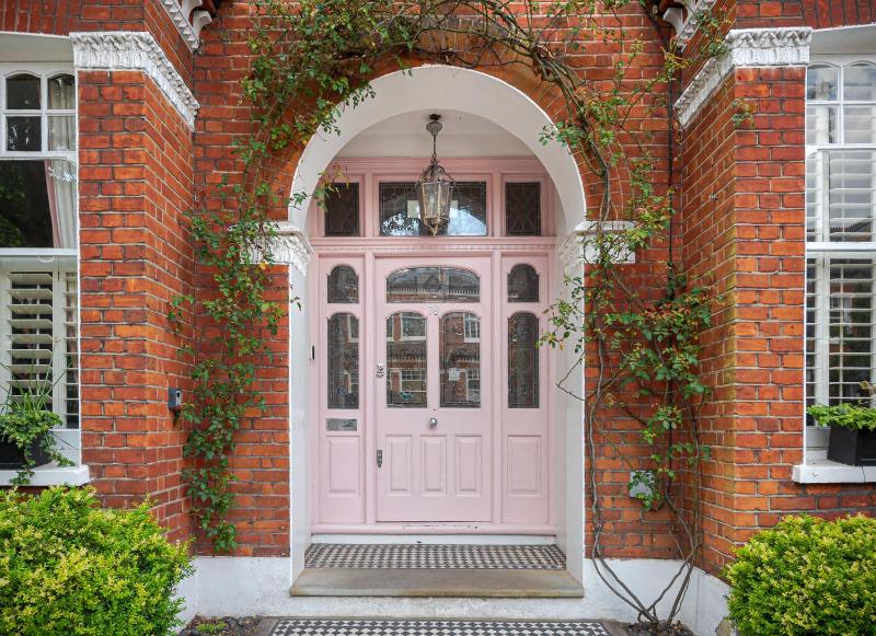 Heaver House - stunning, large, 5BR house nr tube and tooting common — комфортный отель в Лондоне