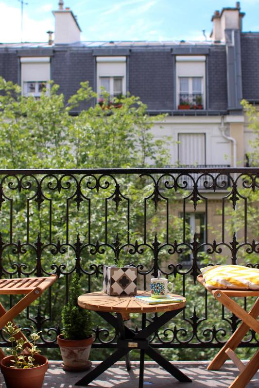 Charmant appartement avec balcon pres sacre coeur — отзывы гостей и цены