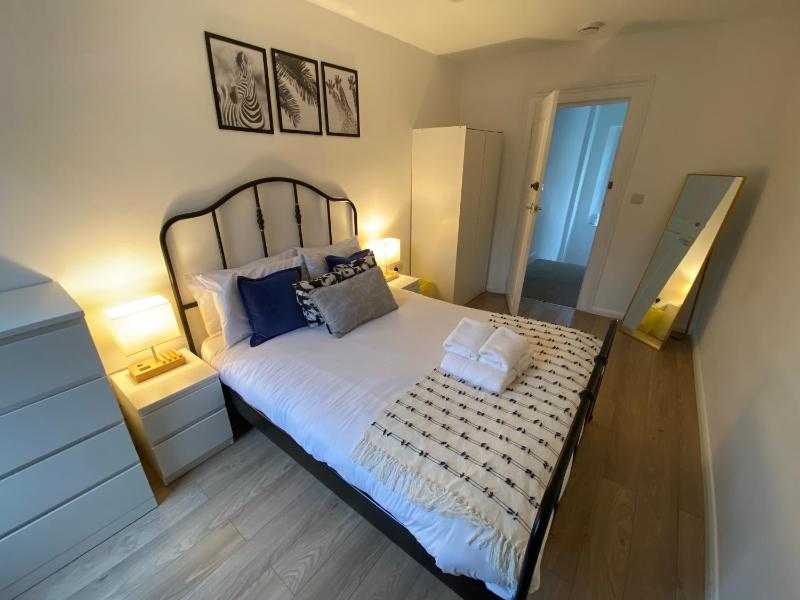 Fully equipped 2 bed flat on Old Compton St! — отель с удобствами в Лондоне
