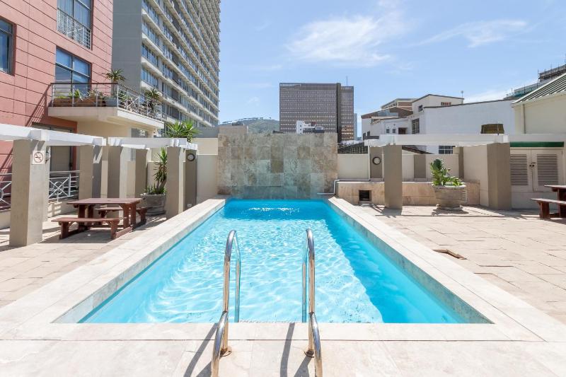 *The Square* City Centre Apartment*Parking & Pool — комфортный отель в Кейптауне