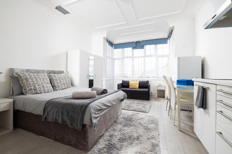 BRIGHT STUDIO ON GOLDERS GREEN ROAD — комфортный отель в Лондоне