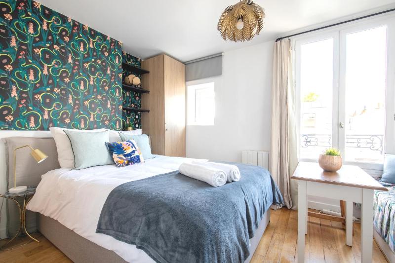 Luxury architect studio near Le Marais — комфортный отель в Париже