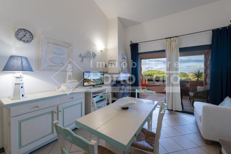 Elegante Trilocale con Terrazza Vista Mare a Palau