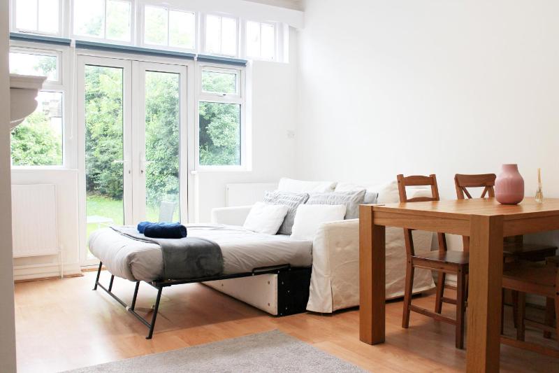 Garden flat on Golders Green High Road — отель с удобствами в Лондоне