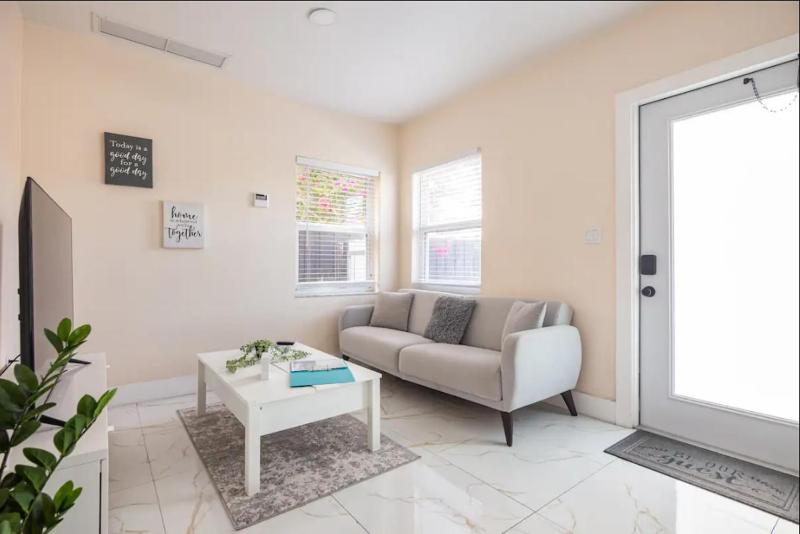 Renovated 2 1 in Little Havana - Casita Havana B — отель с удобным расположением в Майами