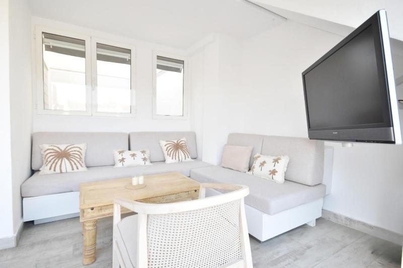 Gran apartamento con Terraza cerca a las Torres de Serrano — отель в Валенсии, Испания