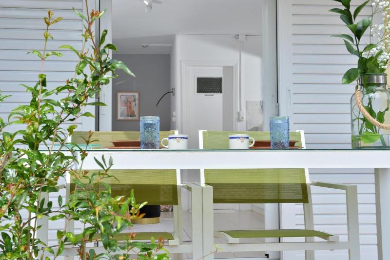 Athens Riviera Garden View Studio — отель с удобным расположением в Афины