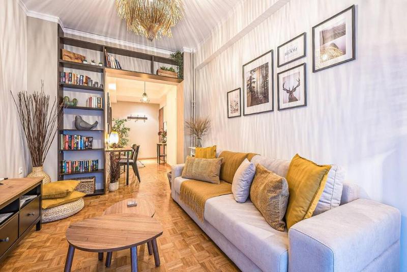 Bohemian Chic 1BR Apartment in the Heart of Athens — отель с удобным расположением в Афины