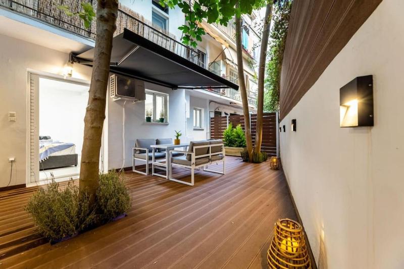 Backyard modern house Nea Smyrni — отель с удобствами в Афины