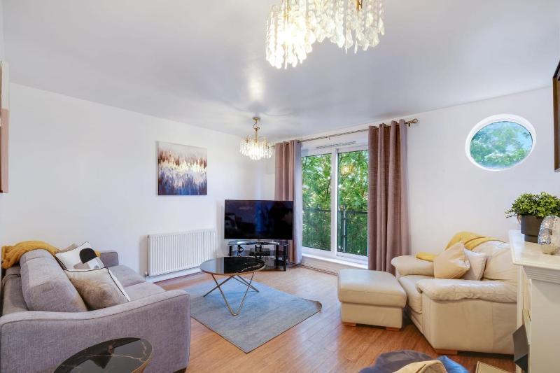 Mannys Apartment - Nice & Cozy 4Bed Diamond Lodge — отель с удобным расположением в Лондоне