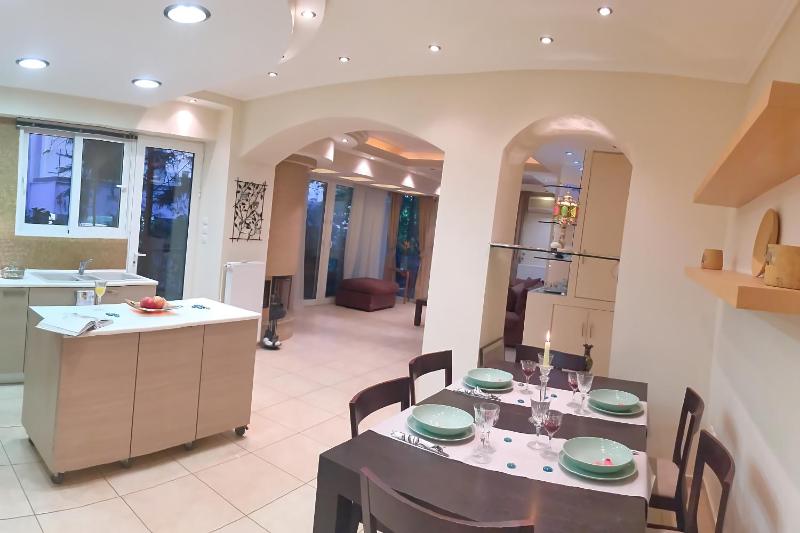 Цены на A1 Elegant Vouliagmeni apt in a Unique Spot в Афины