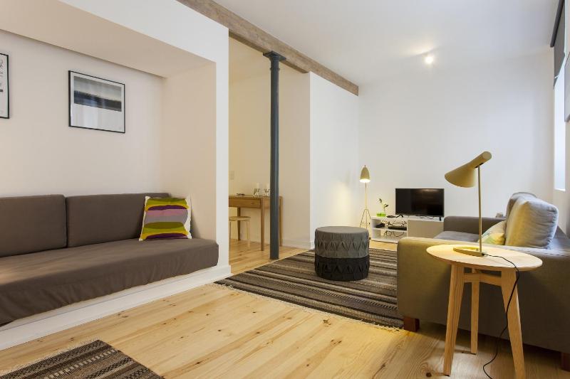 ALTIDO Cosy 1-bed flat with workspace in Santa Catarina, moments from Luis de Camoes Sq — отель с удобным расположением в Лиссабоне