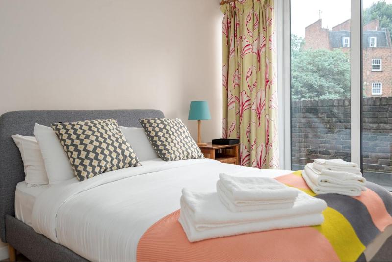 Цены на GuestReady - Lovely Ground Floor Duplex with Patio in Southbank в Лондоне