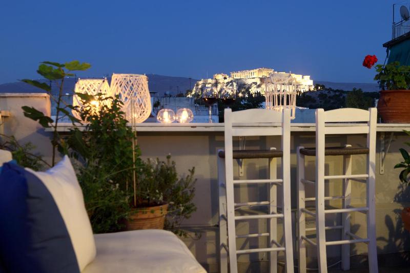 Цены на Live in Athens, THISEIO Residency, Our first love #01 в Афины