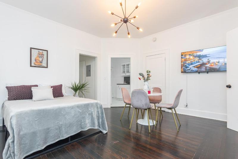2-BDRM -Heart Wynwood & Edgewater- Private Parking — комфортный отель в Майами