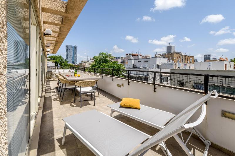 New Gordon Beach 1BR with terace — отель с удобствами в Тель-Авиве