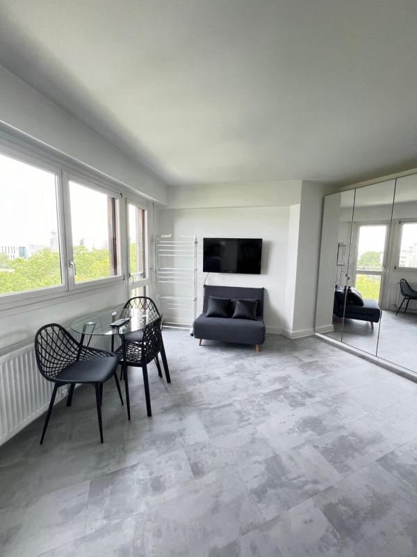 Цены на HOME in Paris with View, next to metro, direct to center 15 min в Париже