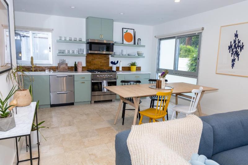 Цены на Luxury 2br 2ba Beverly Hills Near Cedars Sinai в Лос-Анджелесе