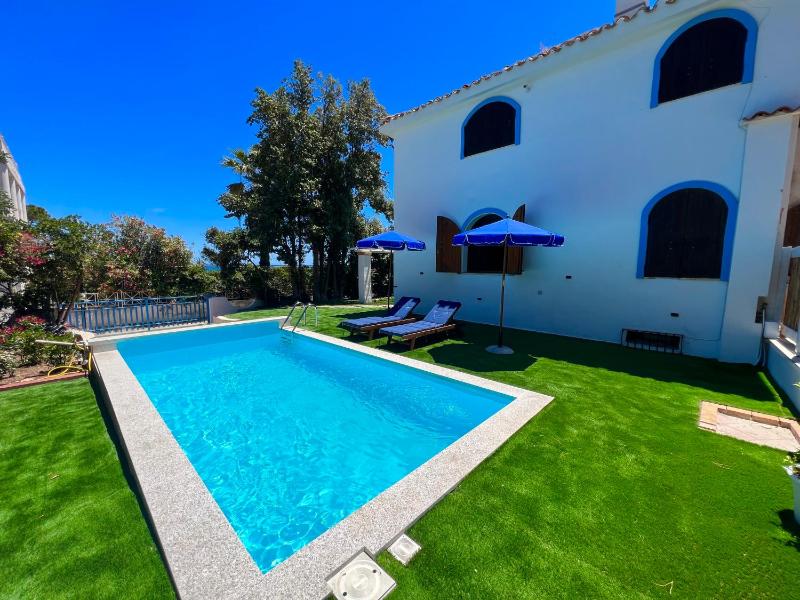 Casale fronte mare a Porto Columbu - Villa sulla spiaggia
