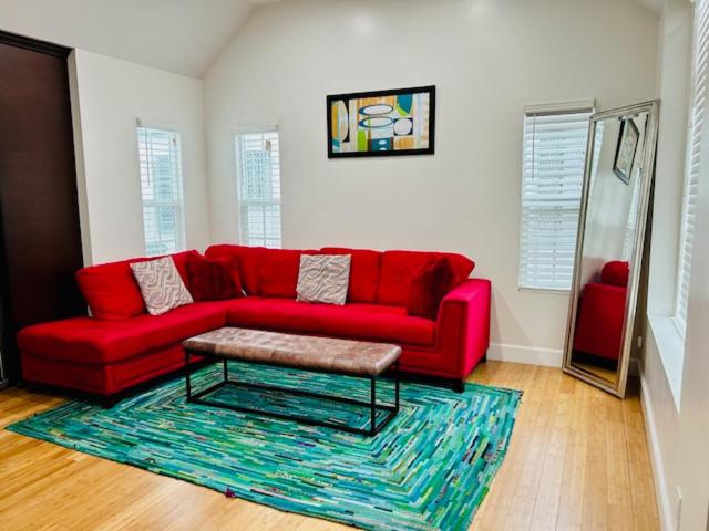 Gated Contemporary 3 bedroom - 2 bathroom Home in South LA plus Parking — отель с удобствами в Лос-Анджелесе