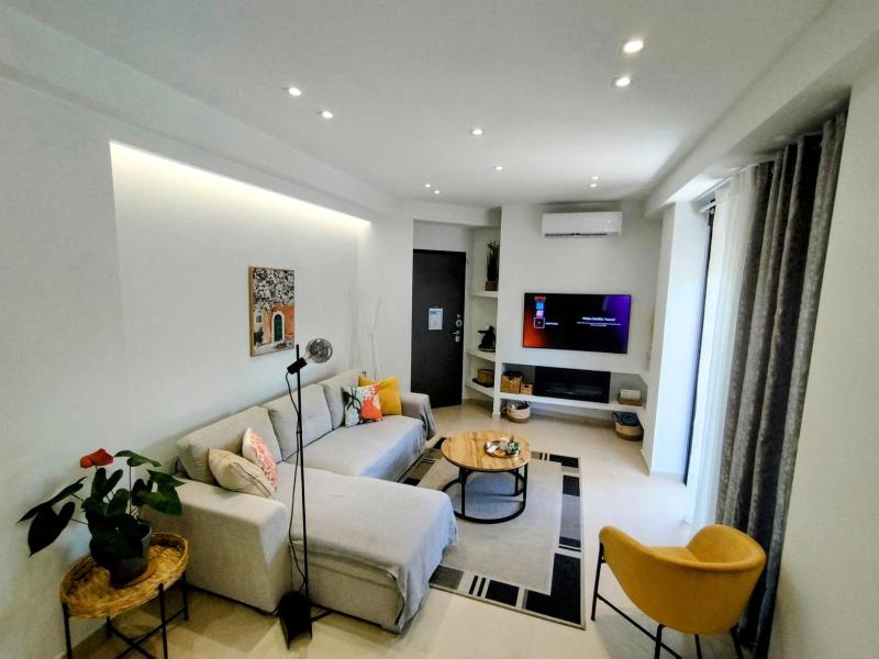 Floral Home 1 - Ground floor apt with courtyard and private parking! — забронировать отель в Афины