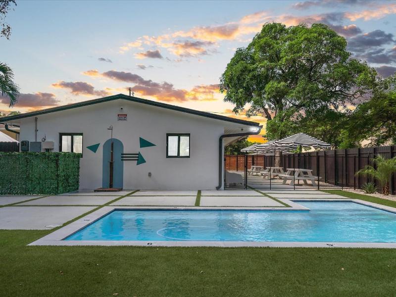 Miami Stay With Pool Luxury — комфортный отель в Майами
