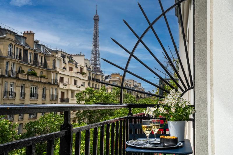 Hotel Le Cercle Tour Eiffel — отель с удобствами в Париже