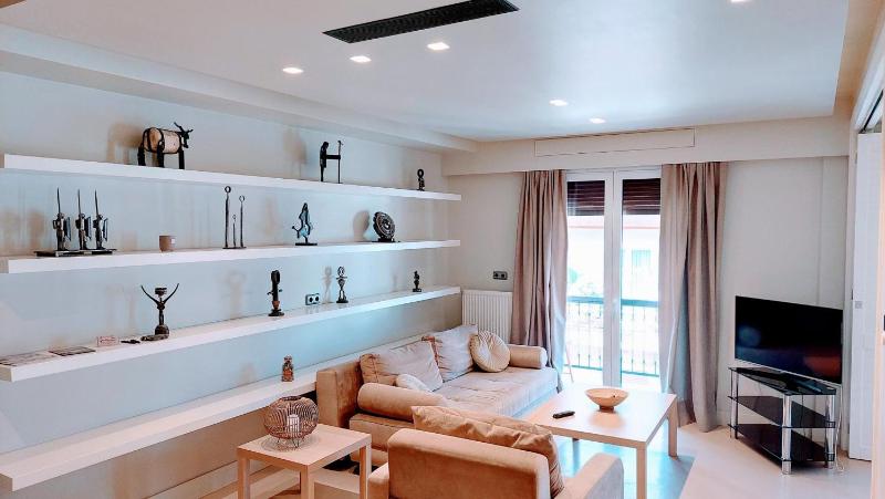 Luxurious minimal apartment in Acropolis — отель с удобным расположением в Афины