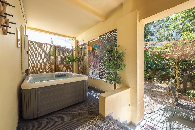 Athens Country House - Heated Jacuzzi - free bikes — отель с удобным расположением в Афины