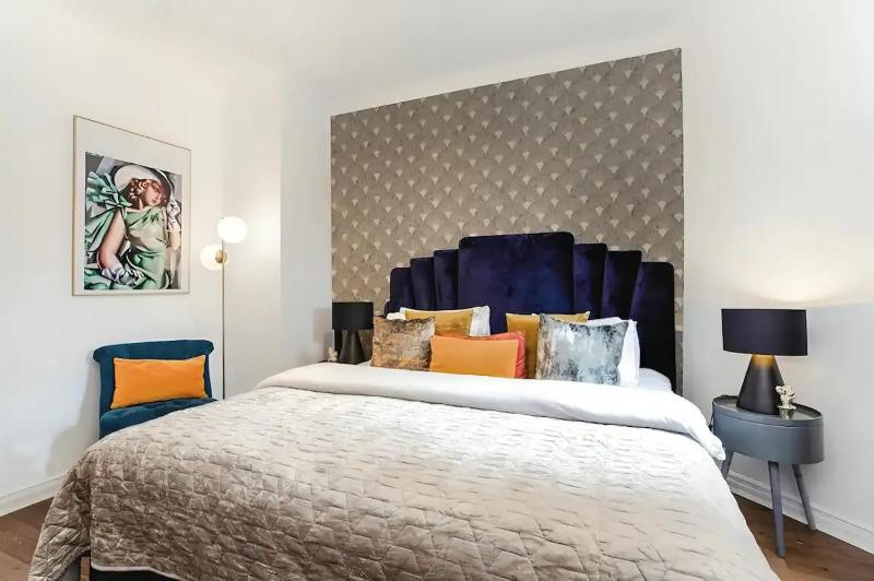 AWESOME LEICESTER SQ! Fashion Flat for Theatre Families and Happy Friends — отель с удобствами в Лондоне