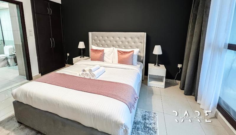 Rare Holiday Homes - Pool View - In the heart of JVC - La Riviera Estate - B119 — забронировать отель в Дубае
