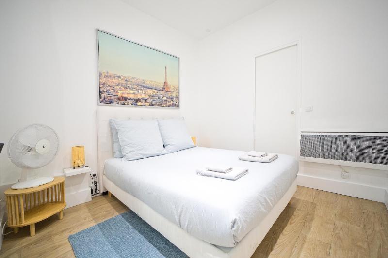 LOVELY PARISIAN APARTMENT — отель с удобным расположением в Париже