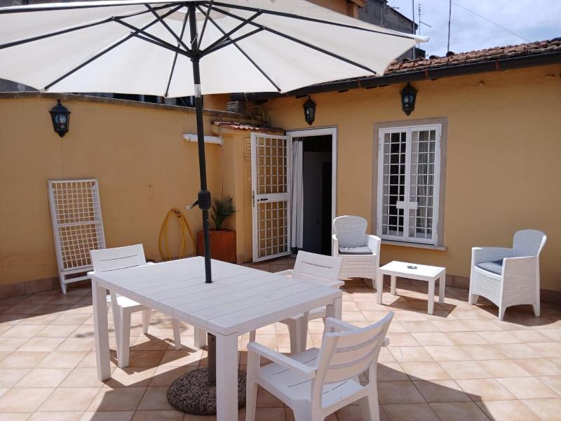 Attico con terrazza Santa Cecilia — отель в Риме, Италия