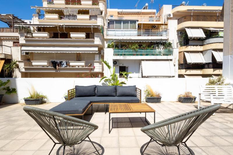 Renovated 5 Bdr House near Acropolis - New Beds, Terrace & Green Yard — забронировать отель в Афины