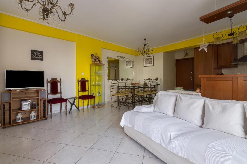 Bright 2 Bedroom Apartment In Nea Smirni — отель в Афины, Греция