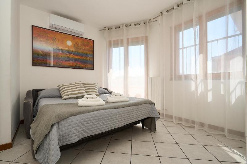 -LUMINOSA 5 STARS WITH BALCONY- Wifi Netflix 15 minutes from Duomo — отель в Милане, Италия