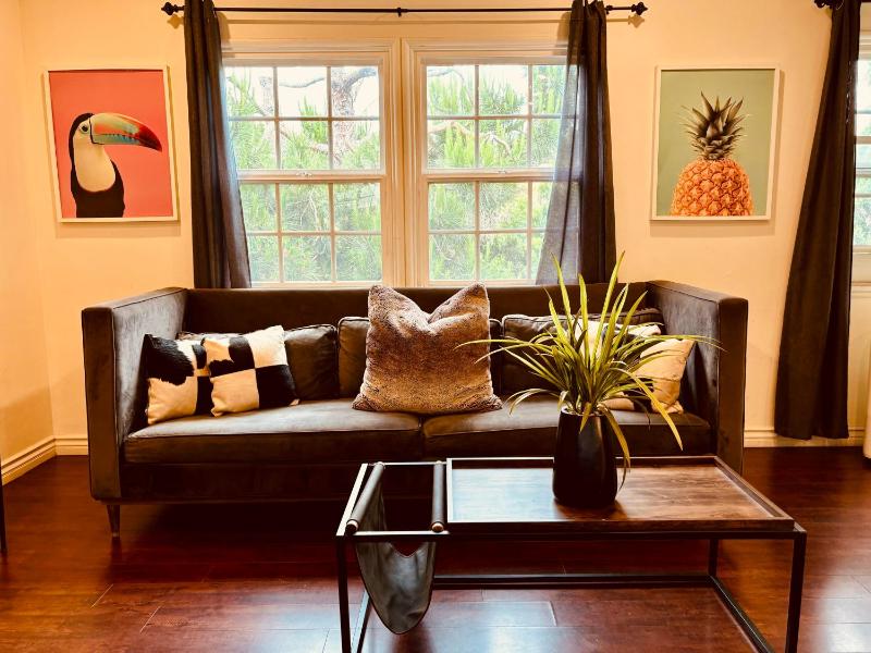 Gorgeous 2bed in Century City — забронировать отель в Лос-Анджелесе