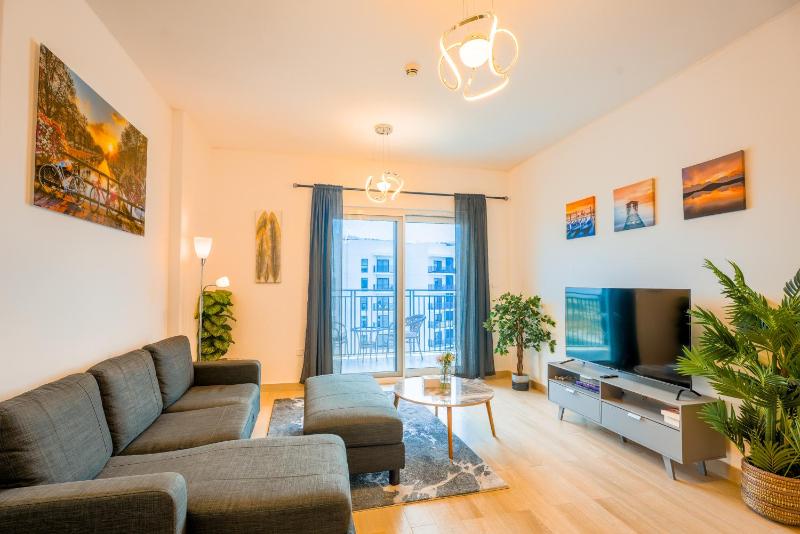 Eclectic 1BDR with Canal View on Yas Island 809 — отель с удобствами в Абу