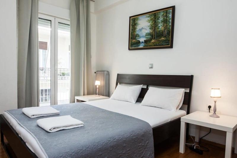 Stunning Two Bedroom Apartment in Historic Area of Exarcheia — отель с удобным расположением в Афины