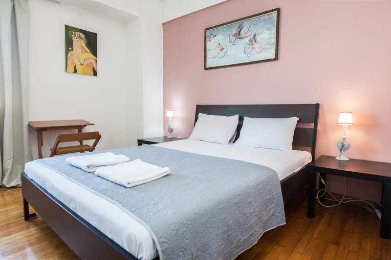 Splendid Apt Located in the Historic Area of Exarcheia — отель с удобствами в Афины