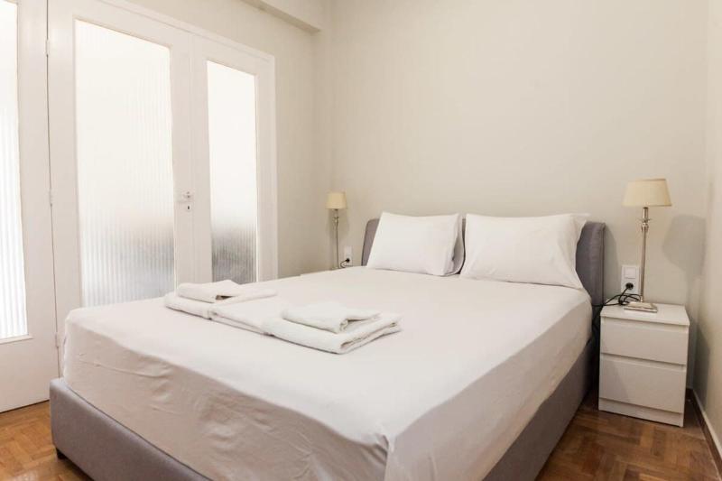 Brand New 2 Bd Apt in Pagrati w Balcony — отель с удобным расположением в Афины