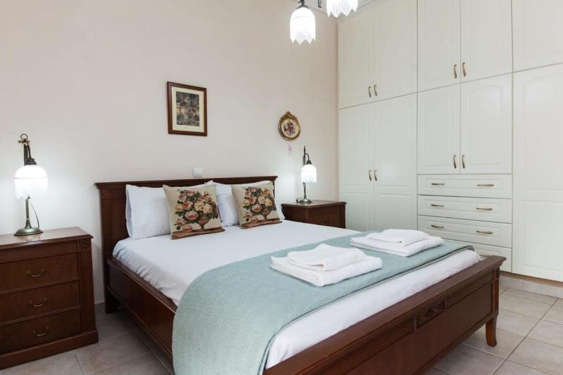 Sophisticated 2-Bedroom Retreat in Petroupoli — отель с удобствами в Афины