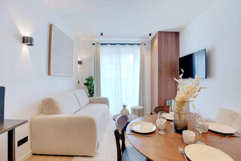 Цены на Newly renovated apartment near Opera for 6 people в Париже