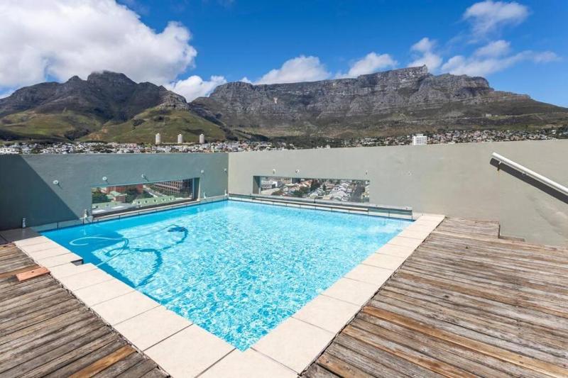 Picturesque 2BD Apartment with Table Mountain view — отель с удобствами в Кейптауне