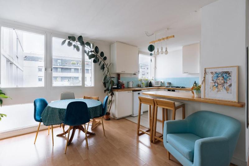 Цены на Beautiful Family-friendly 2BD Apart Belleville в Париже