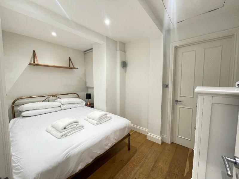 Gorgeous 2BD Flat with Patio - South Kensington! — комфортный отель в Лондоне