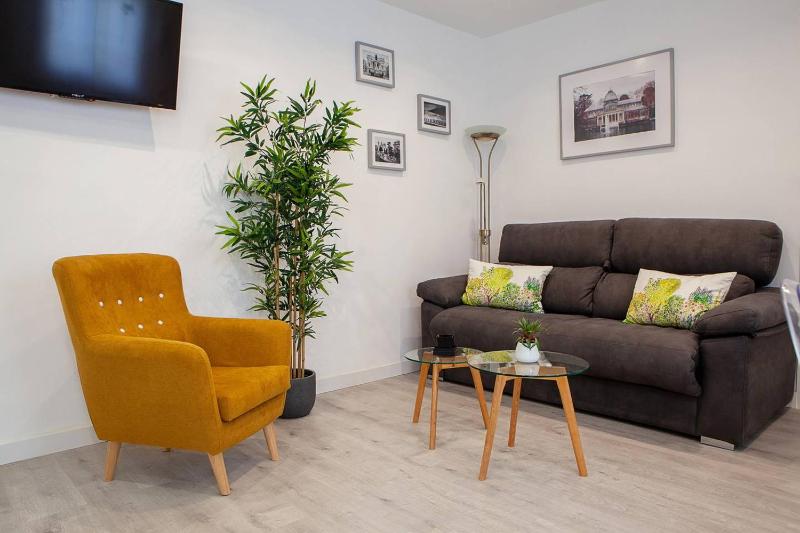 Chic 1 Bedroom Apartment next to El Prado — отель с удобным расположением в Мадриде